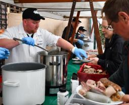 Hoffest der Familie Bühler | Das Beste aus Küche und Keller | Frische Schlachtplatte