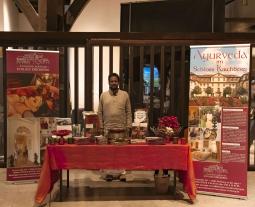 Flanieren, informieren und genießen: das Rahmenprogramm des Kochfestivals. Hier der Stand der Ayurveda Abteilung Schloss Kirchberg/Jagst
