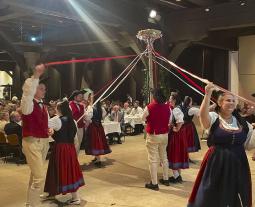 Traditioneller Bändertanz der Haller Landjugend