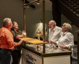 Flanieren, informieren und genießen: das Rahmenprogramm des Kochfestivals. Hier der Stand der Haller Löwenbrauerei