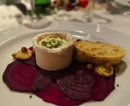 Vorspeise: Hohenloher Kichererbsen und Rote Bete mit Geifertshofener Bio–Hirtenkäse