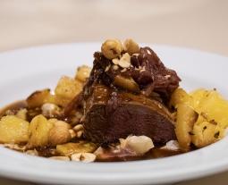 Zwischengang: Hohenloher Reh aus waidgerechter Jagd mit Rahmwirsing, Würfelkartoffeln und roten Zwiebeln