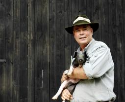 Rudolf Bühler mit einem Schwäbisch-Hällischen Ferkel